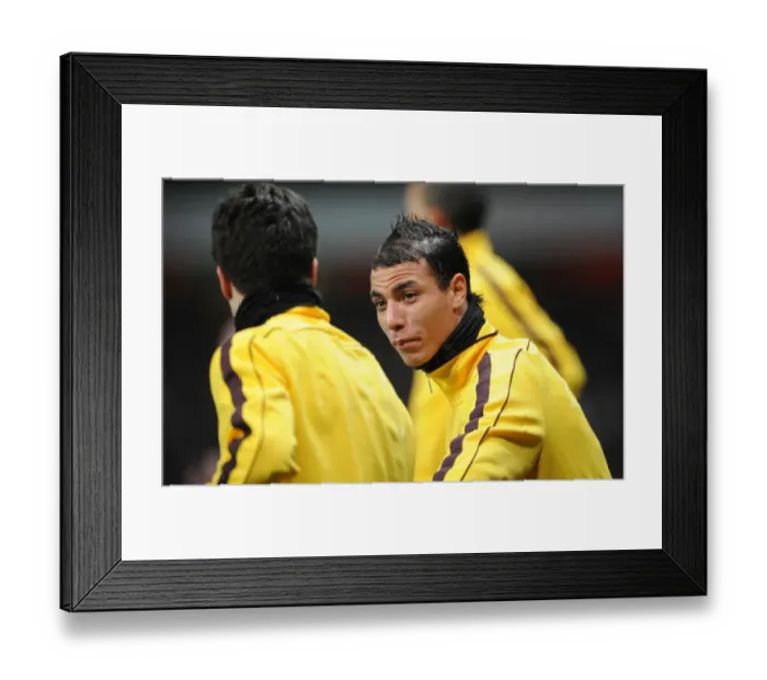 Framed Print : Marouane Chamakh's Hat-Trick: Arsenal Crushes Ipswich Town 3-0 in Carling Cup Semi-Final (3-1 agg)