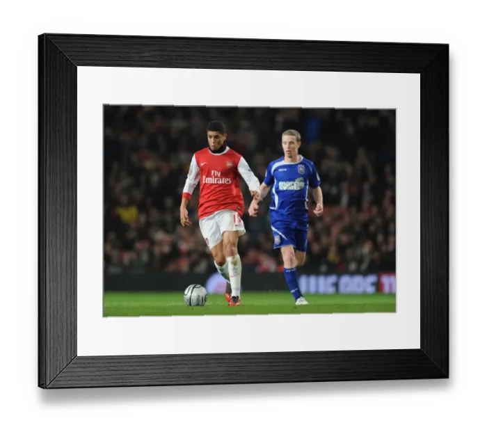 Framed Print : Denilson (Arsenal) Grant Leadbitter (Ipswich). Arsenal 3: 0 Ipswich Town (3: 1 agg)