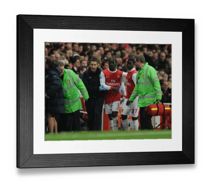 Framed Print : Injured Arsenal defender Bacary Sagna with Emmanuel Eboue and doctor Gary O Driscoll