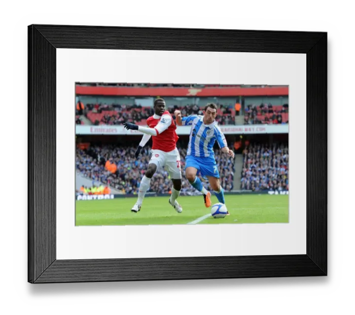 Framed Print : Emmanuel Eboue (Arsenal) Gary Roberts (Huddersfield). Arsenal 2: 1 Huddersfield Town