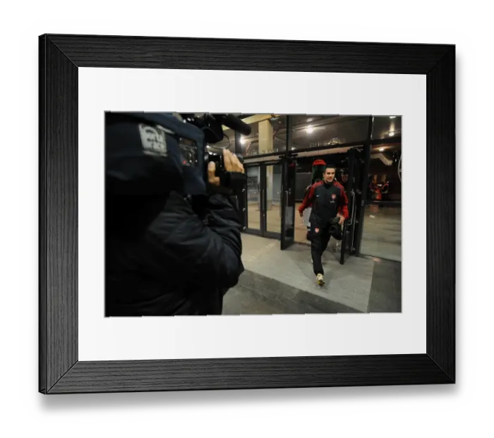 Framed Print : Robin van Persie (Arsenal) enters the stadium before the match. Arsenal 3: 0 Ipswich Town Framed Print : Robin van Persie (Arsenal) enters the stadium before the match. Arsenal 3: 0 Ipswich Town