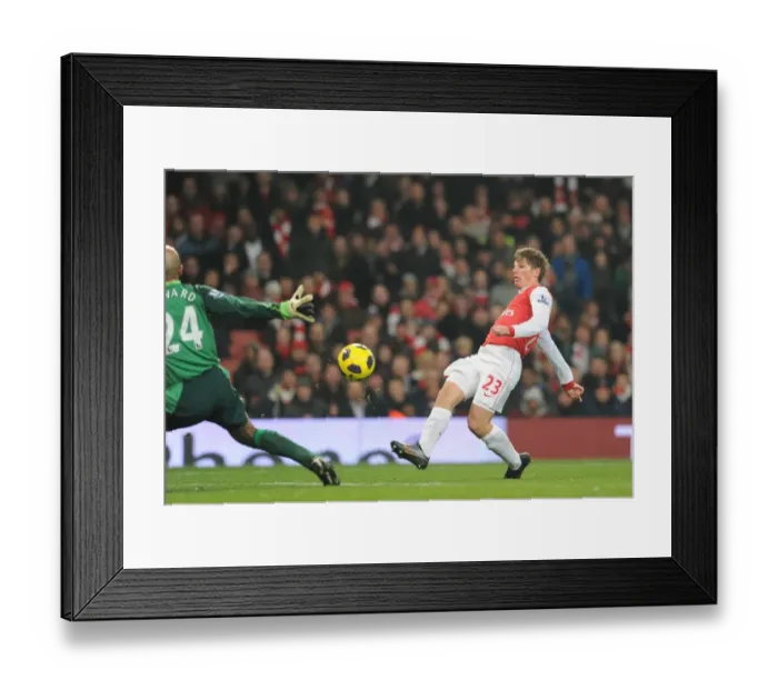 Framed Print : Andrey Arshavin shoots past Everton goalkeeper Tim Howard to score the 1st Arsenal goal