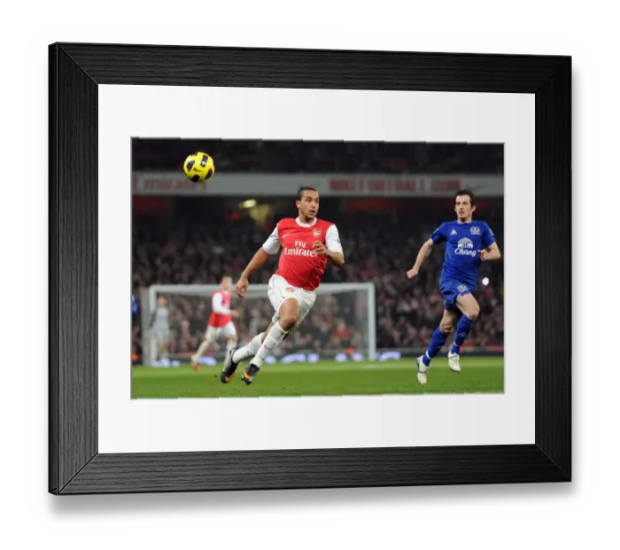Framed Print : Theo Walcott (Arsenal) Leighton Baines (Everton). Arsenal 2: 1 Everton. Barclays Premier League
