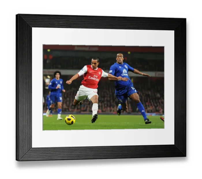 Framed Print : Theo Walcott (Arsenal) Sylvian Distin (Everton). Arsenal 2: 1 Everton, Barclays Premier League