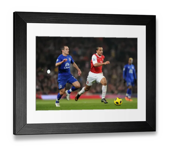Framed Print : Theo Walcott Scores the Winner: Arsenal's 2-1 Victory Over Everton in the Barclays Premier League