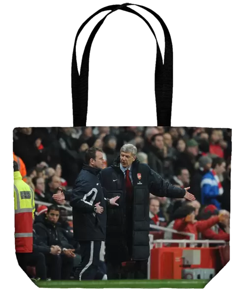 Arsenal manager Arsene Wenger with the 4th official. Arsenal 2: 1 Everton