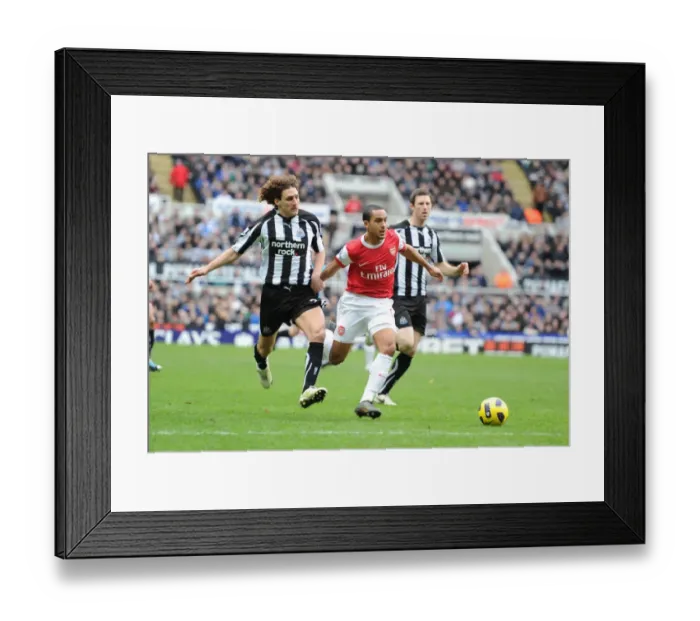 Framed Print : Theo Walcott breaks past Newcastle defender Fabricio Coloccini to score the 1st Arsenal goal