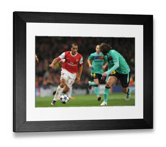 Framed Print : Theo Walcott (Arsenal) Maxwell (Barcelona). Arsenal 2: 1 Barcelona. UEFA Champions League