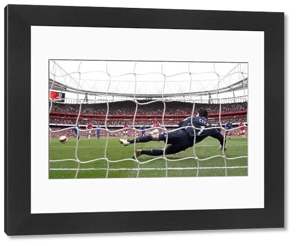 Gilberto scores Arsenals gol from the penalty spot past Petr Czech (Chelsea)