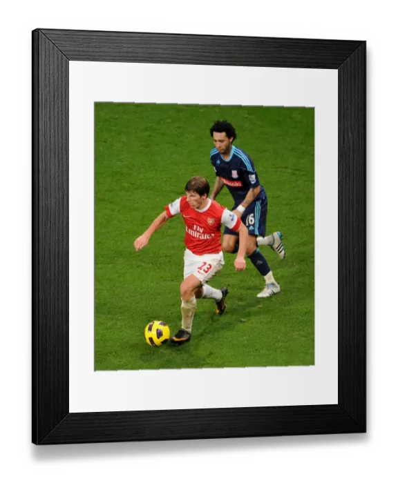 Framed Print : Andrey Arshavin (Arsenal) Jermaine Pennant (Stoke). Arsenal 1: 0 Stoke City