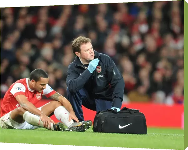 Arsenal physio Colin Lewin treats injured Theo Walcott. Arsenal 1: 0 Stoke City