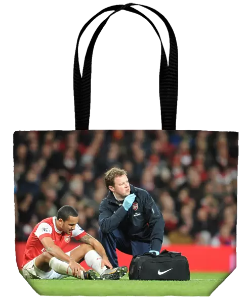 Arsenal physio Colin Lewin treats injured Theo Walcott. Arsenal 1: 0 Stoke City