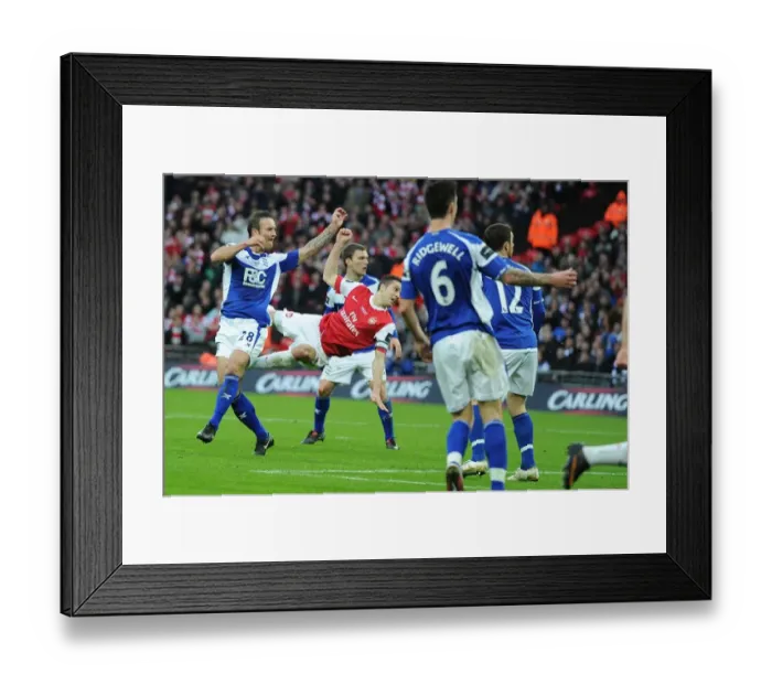Framed Print : Robin van Persie shoots past Birmingham goalkeeper Ben Foster for the Arsenal goal