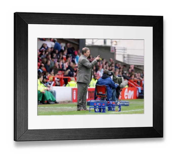 Framed Print : Vic Akers the Arsenal Ladies Manager Framed Print : Vic Akers the Arsenal Ladies Manager
