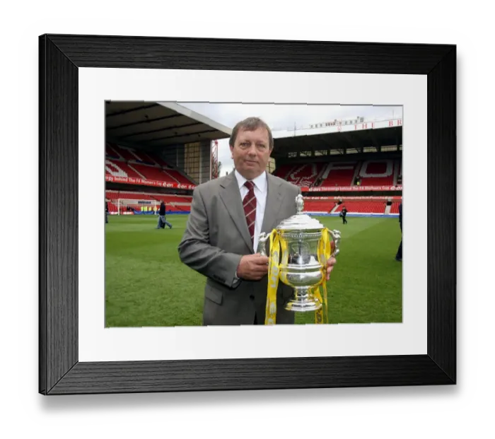 Framed Print : Vic Akers the Arsenal Ladies manager with the FA Cup Trophy