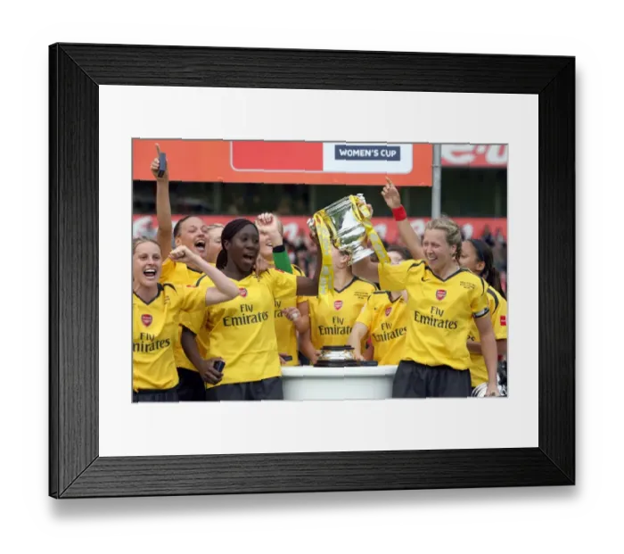 Framed Print : Arsenal's Anita Asante and Jayne Ludlow Triumphantly Lift the FA Cup