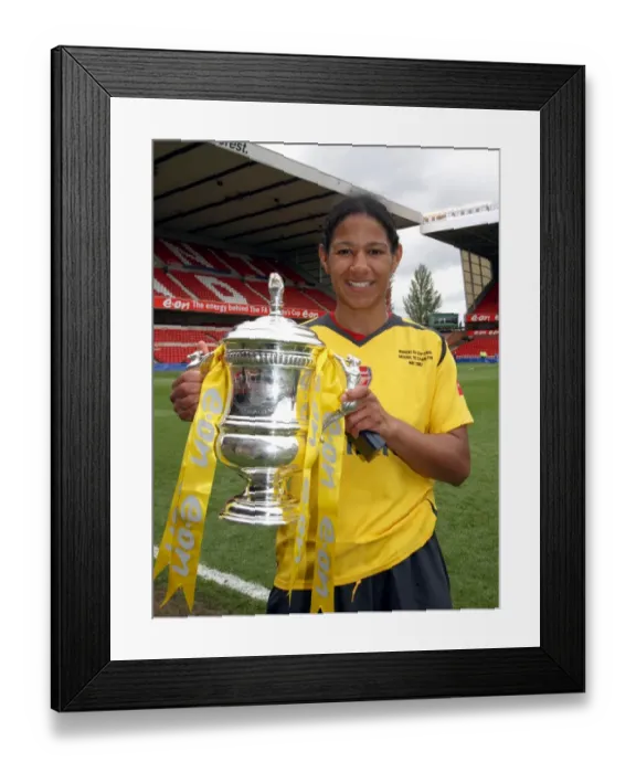Framed Print : Mary Phillip (Arsenal) with the FA Cup Trophy Framed Print : Mary Phillip (Arsenal) with the FA Cup Trophy