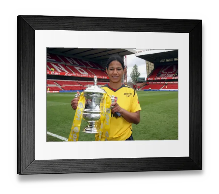 Framed Print : Mary Philip and Arsenal Ladies Celebrate FA Cup Victory over Charlton Athletic