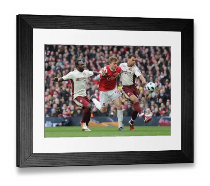 Framed Print : Nicklas Bendtner (Arsenal) John Mensah and Anton Ferdinand (Sunderland) Framed Print : Nicklas Bendtner (Arsenal) John Mensah and Anton Ferdinand (Sunderland)