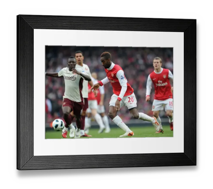Framed Print : Johan Djourou (Arsenal) Sulley Muntari (Sunderland). Arsenal 0: 0 Sunderland