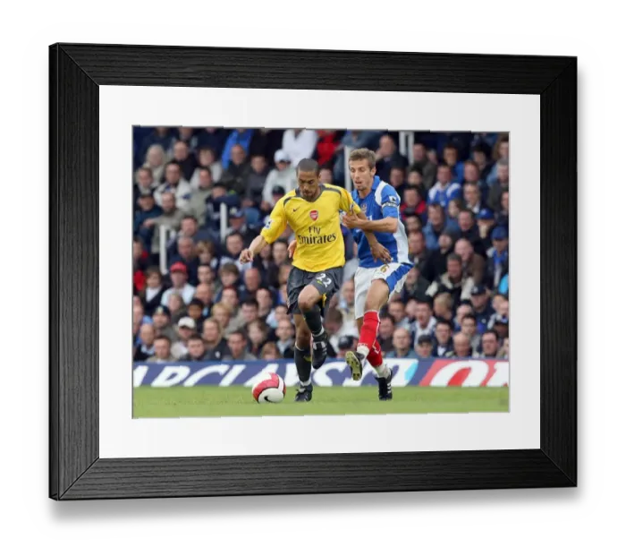 Framed Print : Gael Clichy (Arsenal) Gary O Neill (Portsmouth) Framed Print : Gael Clichy (Arsenal) Gary O Neill (Portsmouth)