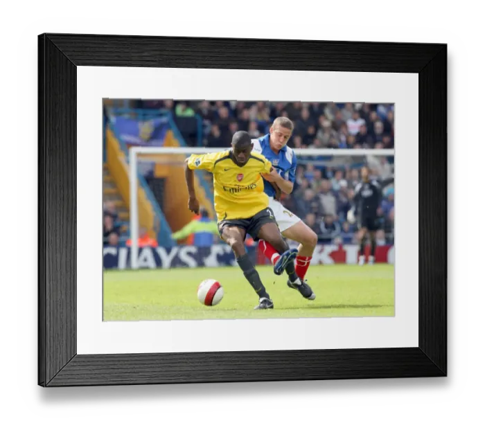 Framed Print : Abou Diaby (Arsenal) Sean Davis (Portsmouth)