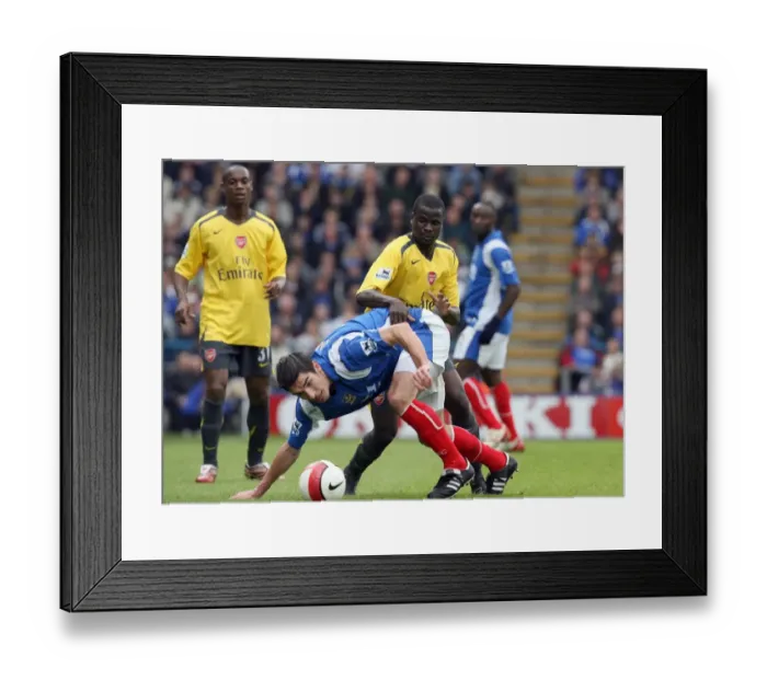 Framed Print : Emmanuel Eboue (Arsenal) Richard Hughes (Portsmouth)