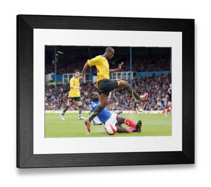 Framed Print : Justin Hoyte (Arsenal) Djimi Traore (Portsmouth) Framed Print : Justin Hoyte (Arsenal) Djimi Traore (Portsmouth)