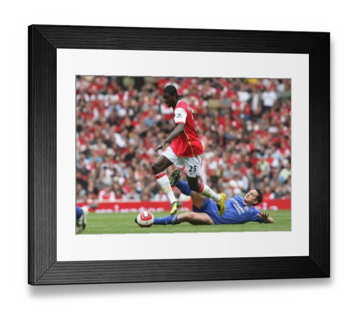 Framed Print : Emmanuel Adebayor (Arsenal) Frank Lampard (Chelsea)