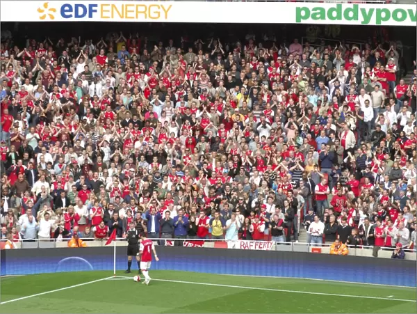 Cesc Fabregas (Arsenal) prepares to take a corner