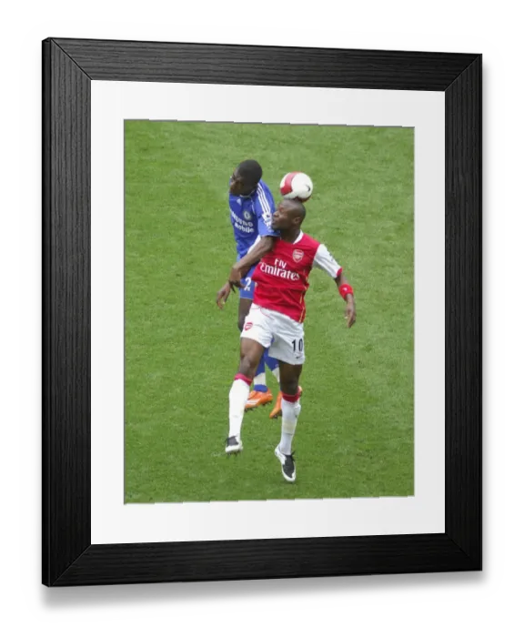 Framed Print : William Gallas (Arsenal) Soloman Kalou (Chelsea) Framed Print : William Gallas (Arsenal) Soloman Kalou (Chelsea)