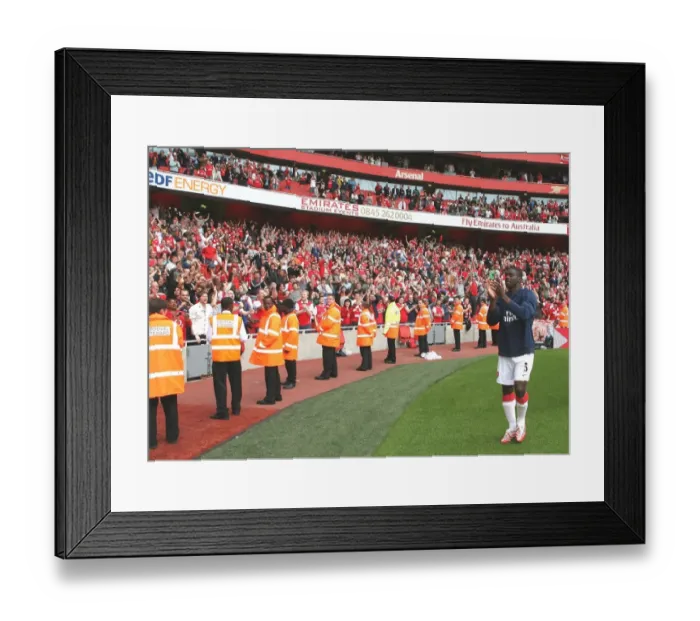 Framed Print : Kolo Toure waves to the Arsenal fans after the match Framed Print : Kolo Toure waves to the Arsenal fans after the match