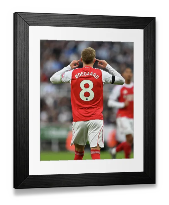 Framed Print : Newcastle United v Arsenal - Premier League