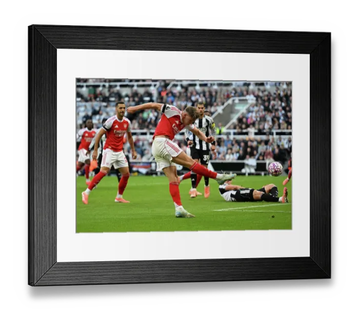 Framed Print : Newcastle United v Arsenal - Premier League