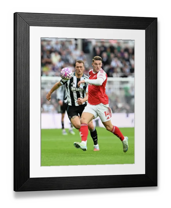 Framed Print : Newcastle United v Arsenal - Premier League