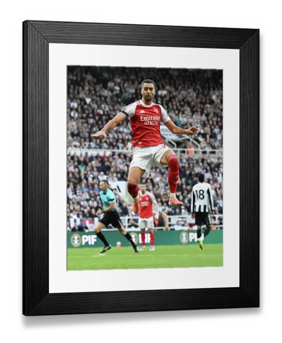 Framed Print : Newcastle United v Arsenal - Premier League