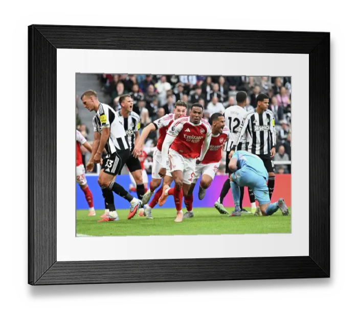 Framed Print : Newcastle United v Arsenal - Premier League