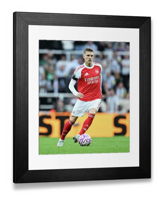Framed Print : Newcastle United v Arsenal - Premier League