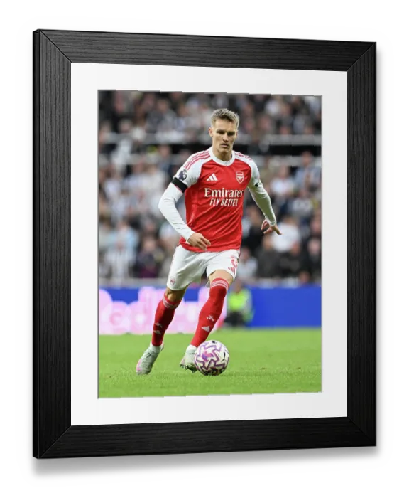 Framed Print : Newcastle United v Arsenal - Premier League