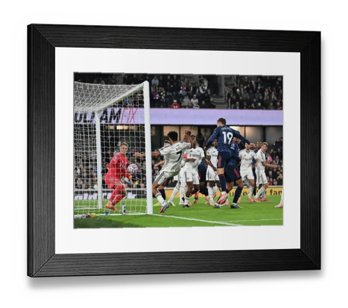Framed Print : Fulham v Arsenal - Premier League Framed Print : Fulham v Arsenal - Premier League