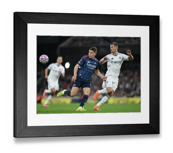 Framed Print : Fulham v Arsenal - Premier League Framed Print : Fulham v Arsenal - Premier League