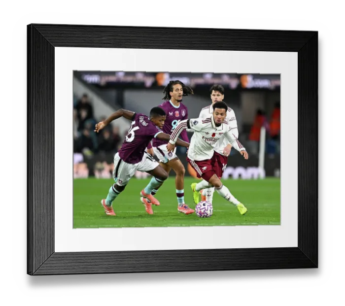 Framed Print : Burnley v Arsenal - Premier League Framed Print : Burnley v Arsenal - Premier League