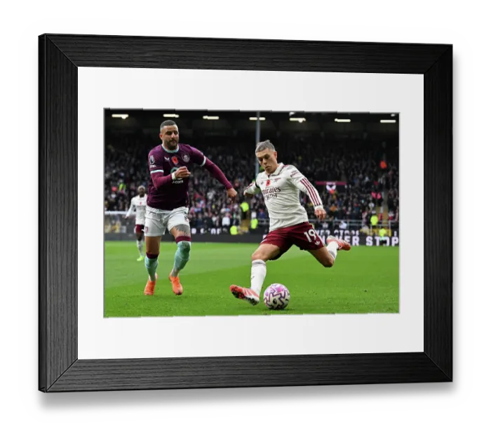 Framed Print : Burnley v Arsenal - Premier League