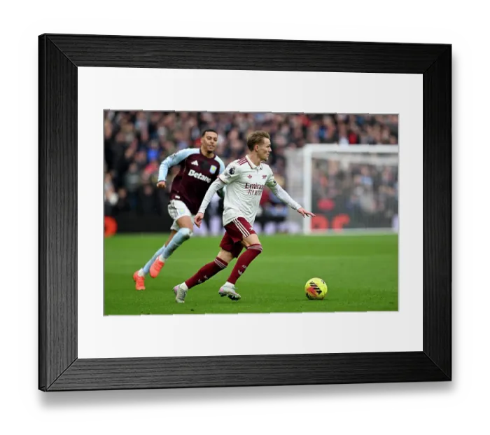 Framed Print : Aston Villa v Arsenal - Premier League Framed Print : Aston Villa v Arsenal - Premier League