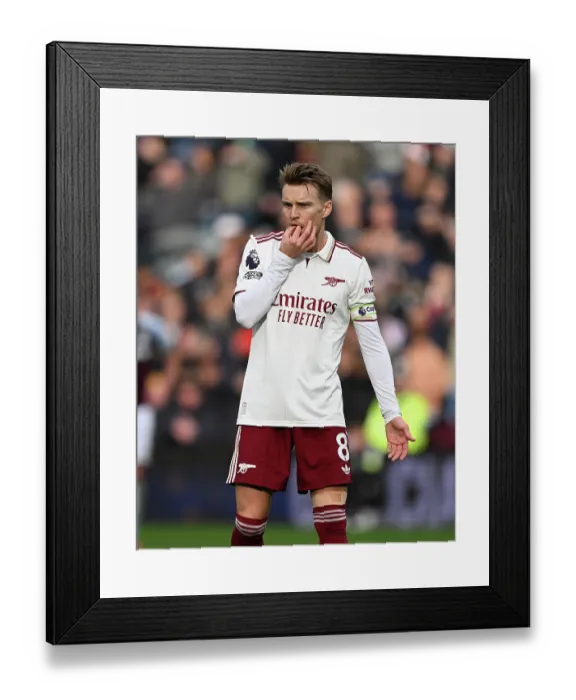 Framed Print : Aston Villa v Arsenal - Premier League Framed Print : Aston Villa v Arsenal - Premier League