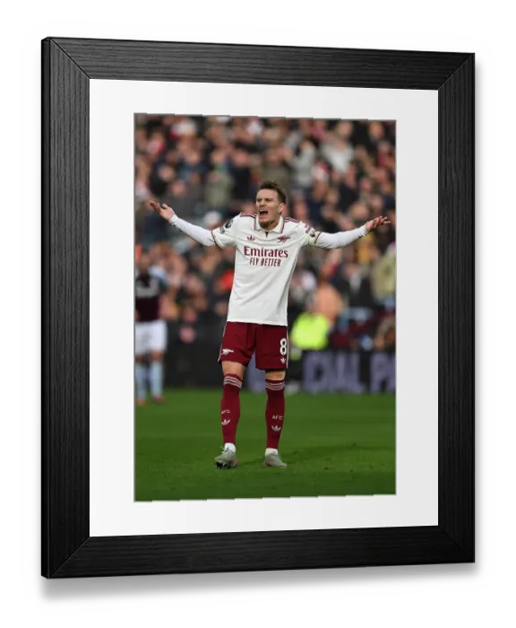 Framed Print : Aston Villa v Arsenal - Premier League Framed Print : Aston Villa v Arsenal - Premier League