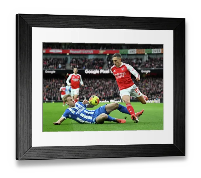 Framed Print : Arsenal v Brighton & Hove Albion - Premier League