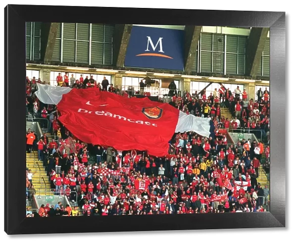 Arsenal fans pass over the giant shirt. Arsenal 2: 0 Chelsea. The AXA F