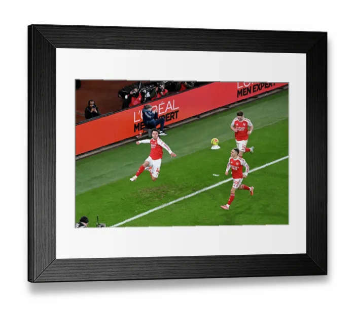 Framed Print : Arsenal v Aston Villa - Premier League