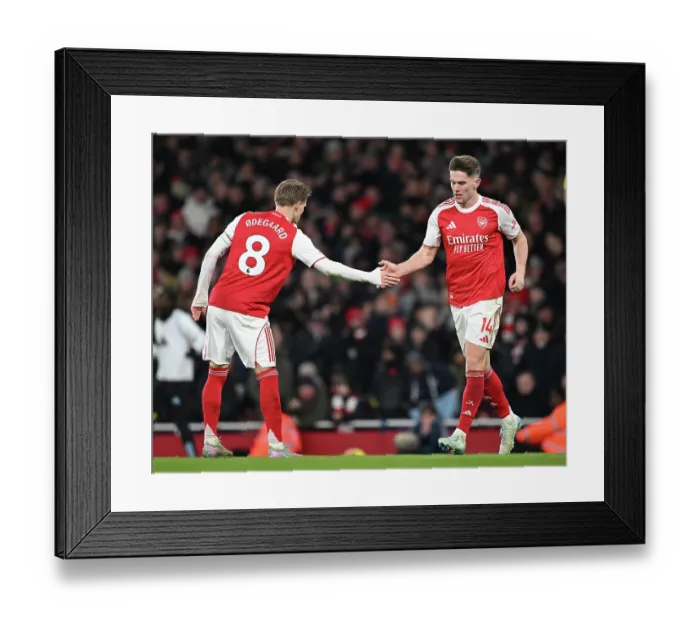 Framed Print : Arsenal v Aston Villa - Premier League Framed Print : Arsenal v Aston Villa - Premier League